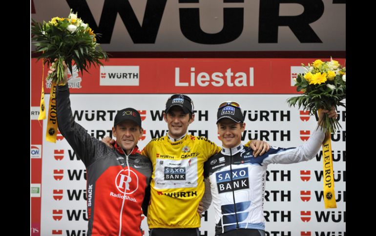 Lance Armstrong (izq.) quedó a 12 segundos del ganador de la Vuelta a Suiza, Franck Schleck. EFE  /