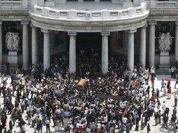Amigos, familiares y lectores del escritor Carlos Monsiváis le rindieron un último adiós en el Palacio de Bellas Artes. AP  /