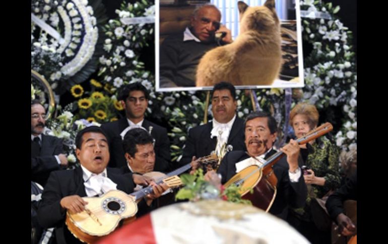 Mariachis cantaron durante la ceremonia de cuerpo presente en el Palacio Nacional de Bellas Artes. EFE  /