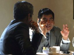 El gobernador de Puebla, Mario Marín, habla por teléfono durante una comida. EL UNIVERSAL  /