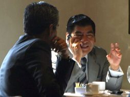 El gobernador de Puebla, Mario Marín, habla por teléfono durante una comida. EL UNIVERSAL  /