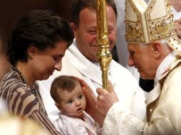 El Papa saluda a un menor durante la misa en la Basílica de San Pedro. AP  /