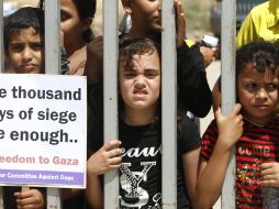 Niños palestinos protestan en la zona industrial de Gaza para exigir la reapertura de los pasos fronterizos. AFP  /