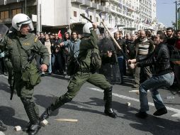 Policías antidisturbios intentan sofocar una protesta por el plan anticrisis del Gobierno socialista. EFE  /