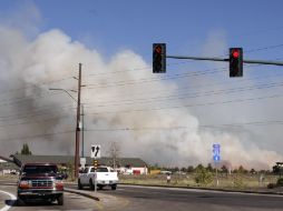 Las causas del incendio se desconocen, pero las llamas están siendo alimentadas por fuertes vientos. AP  /