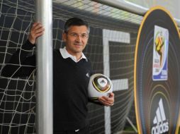 Herbert Hainer presidente de Adidas con el balón 'Jabulani'. AFP  /