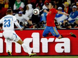 David Villa (der) y Sergio Mendoza, disputan por el balón durante el partido de las Selecciones de España y Honduras. EFE  /