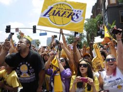 Aficionados de los Lakers de Los Ángeles, celebran el triunfo. EFE  /
