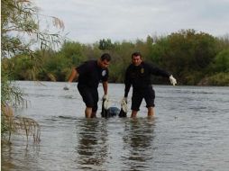 Acudieron los elementos de rescate del Cuerpo de Bomberos, quienes luego de realizar una inspección encontraron él cuerpo. ESPECIAL  /