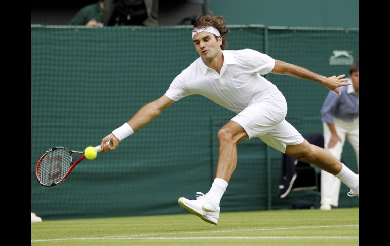 Roger Federer sufrió en demasía durante los primeros cuatro sets, contra Alejandro Falla, con un 6-0. AP  /