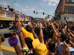 Alrededor de 70 mil personas salieron a las calles de Los Ángeles para ver de cerca a sus ídolos campeones. EFE  /