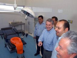 Emilio González durante la visita que mantuvo en el municipio de Ayutla. NOTIMEX  /