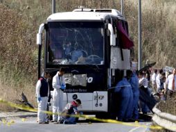 La bomba estaba colocada al lado de una carretera y fue detonada mediante control remoto al pasar el tercer autobús. EFE  /