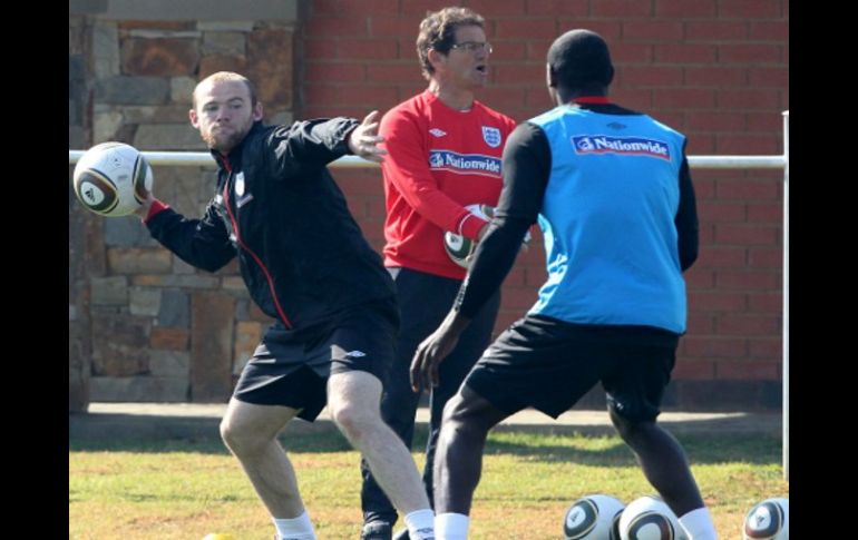 Los ingleses se preparan en el entrenamiento para calificar en octavos de final. EFE  /
