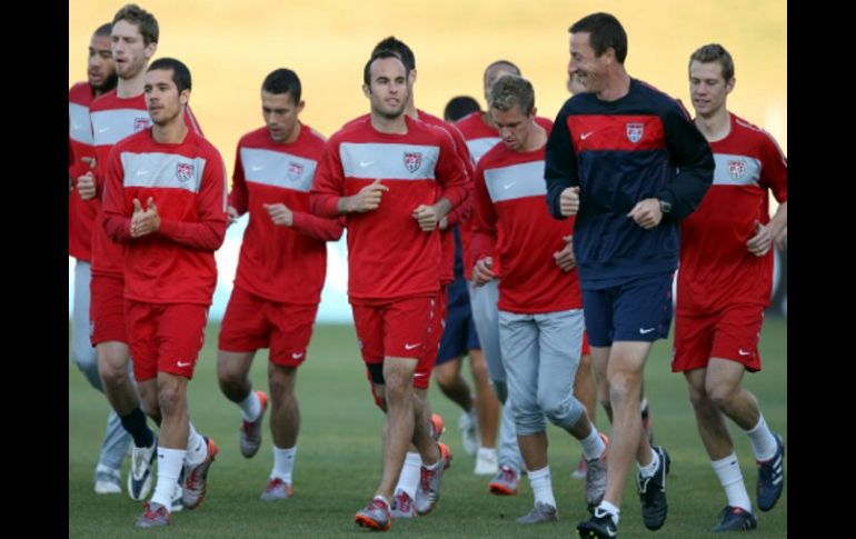 Donovan y sus compañeros estadounidenses en el entrenando. EFE  /