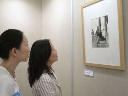 Dos visitantes en la exposición de Tina Modotti sobre México. EFE  /