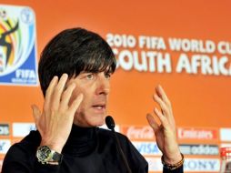 El seleccionador de Alemania, Joachim Loew, en rueda de prensa, hablando sobre el enfrentamiento de mañana ante Ghana. EFE  /