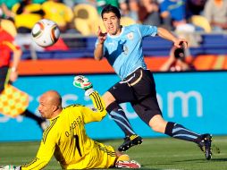 Acción del gol a favor de Uruguay por Luis Suárez. EFE  /