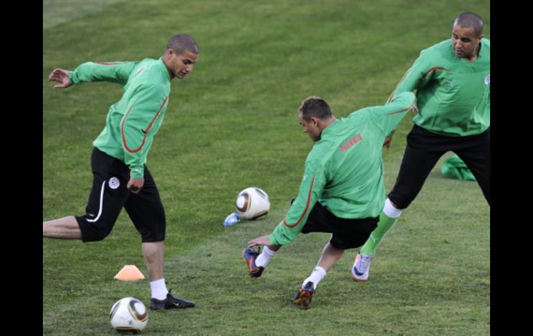 El jugador argelino Madjid Bougherra (izquierda) se prepara para ofrecer un partido ofensivo contra los estadounidenses. AFP  /
