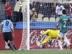 Acción del gol de Uruguay por parte de Luis Suárez. REUTERS  /