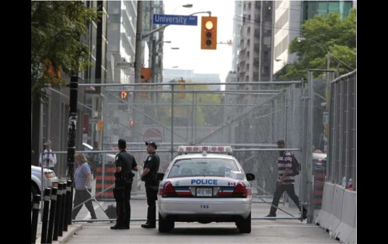 A unos cuantos días de la cumbre en Toronto del grupo G-20, varios guardias custodian el edificio donde se llevará acabo. REUTERS  /