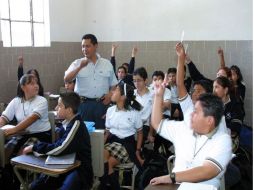 El operativo Escuela Segura instruye a los padres y maestros a detectar acciones ilícitas dentro de planteles escolares. ARCHIVO  /
