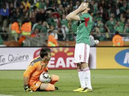 Guillermo Franco lamenta la falla ante el portero Muslera de Uruguay. REUTERS  /