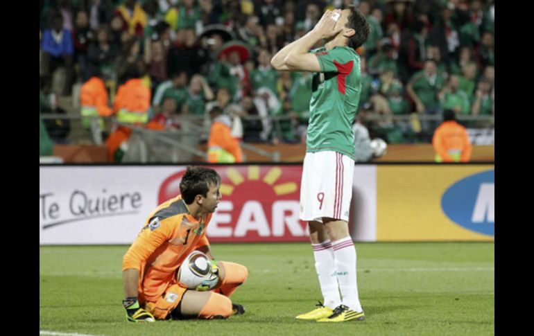 Guillermo Franco lamenta la falla ante el portero Muslera de Uruguay. REUTERS  /