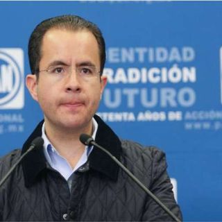 Denuncia Nava a Peña Nieto de operar centro de espionaje