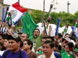 Aficionados en la Plaza Liberación para seguir el partido de la Selección mexicana ante Uruguay. E. PACHECO  /