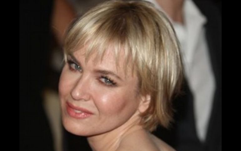 Zellweger interpreta a una mujer que trata de borrar su pasado amoroso con otras personas. AP  /