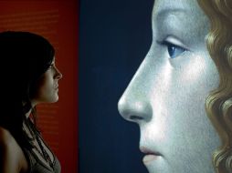 Una joven estudia el ''Retrato de Giovanna degli Albizzi Tornabuoni'' pintado por Domenico Ghirlandiano a finales del siglo XV. EFE  /
