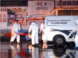 Personal del Servicio Médico Forense acudió al lugar de los hechos para levantar los cuerpos de los polícias. ESPECIAL  /