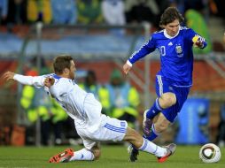 Lionel Messi (der) lucha por el balón contra el griego Avraam Papadopoulos. REUTERS  /