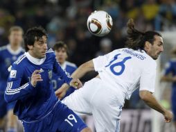 El delantero argentino Diego Milito durante el encuentro ante Grecia. EFE  /