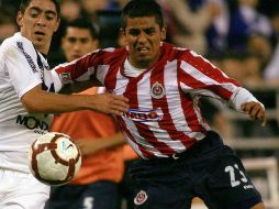Gaston Diaz de Velez (izq) y Miguel Ponce de Chivas (der), en juego de la Santander Libertadores 2010. MEXSPORT  /