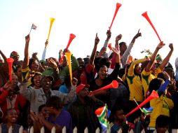 Cientos de aficionados sudafricanos celebran el triunfo de su equipo ante Francia. EFE  /
