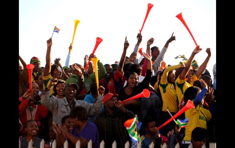 Cientos de aficionados sudafricanos celebran el triunfo de su equipo ante Francia. EFE  /