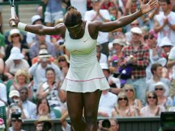 Serena Williams realizó ayer una reverencia al público, ensayando para mostrará una a la Reina Isabel II. EFE  /