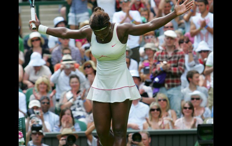 Serena Williams realizó ayer una reverencia al público, ensayando para mostrará una a la Reina Isabel II. EFE  /