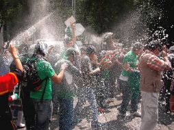 Cientos de aficionados festejan en el Angel de la Independencia, el pase de la Selección a octavos de final. NTX  /