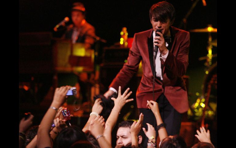 Drake Bell salió al escenario con un estilo vintage e interpretó la canción ''It’s only time''.  M. FREYRÍA  /