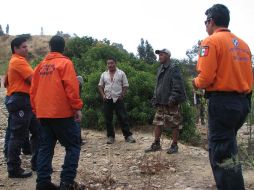 Personal de los grupos Beta dialoga con migrantes en las colinas cercanas a Tijuana. EL UNIVERSAL  /