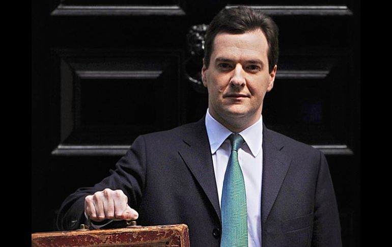 George Osborne, ministro de Economía, muestra el maletín con los ajustes a la política de gasto británica. AFP  /