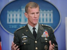 El general estadounidense, Stanley McChrystal se presenta hoy en la Casa Blanca, para darle una explicación a Barack Obama. EFE  /