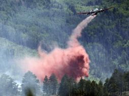 Un avión arroja materiales especiales para mitigar el incendio en Flagstaff, Arizona. AP  /