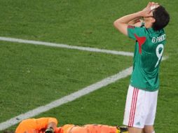 Guillermo Franco se lamenta luego de tener una falla ante el portero uruguayo Fernando Muslera. AFP  /