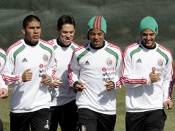 Salcido, 'Guille', 'Gio' y Vela en el entrenamiento de hoy en Johannesburgo. REUTERS  /