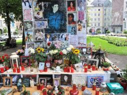 En algunos sitios públicos ya se han instalado altares con recuerdos de Jackson. EFE  /