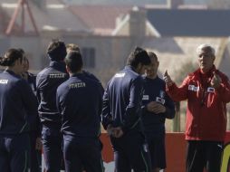 El seleccionador Marcello Lippi dando instrucciones a sus jugadores italianos durante el entrenamiento. AP  /